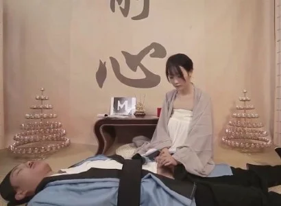 Cô nữ tu hỗ trợ vị đạo sĩ bị thương