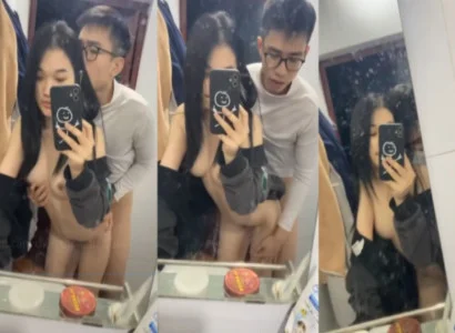 Hai bạn sinh viên làm tình nhau trước gương