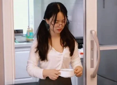 Bé gái bị cha dượng hành hạ