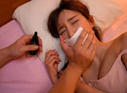 Kẻ đó đánh thuốc mê cô em họ xinh đẹp để quan hệ